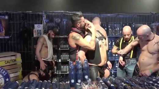 suruba gay com muitos machos tesudos e fedidos