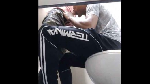 machos fazendo banheirão