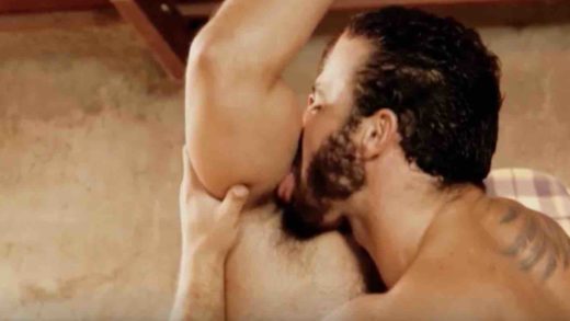 Macho lambendo axila de macho